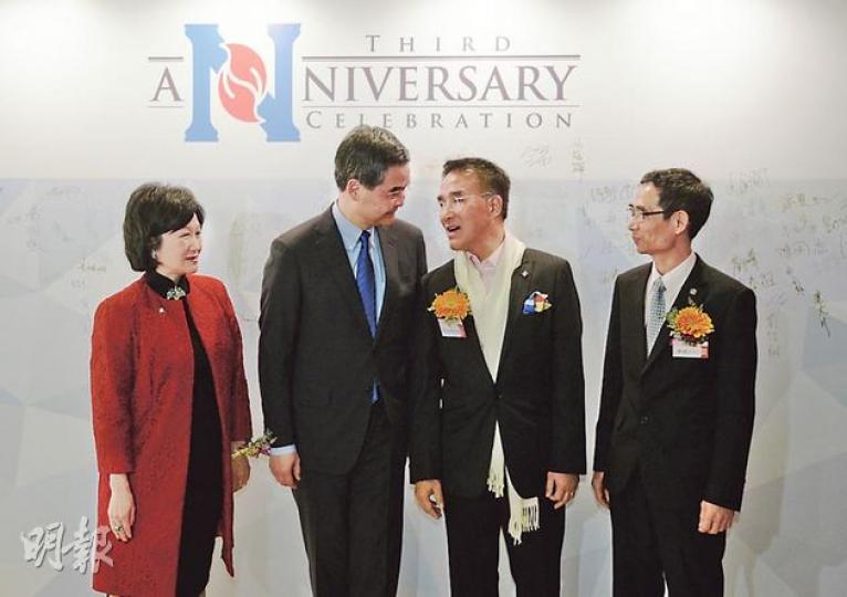 新民黨3周年黨慶,特首梁振英(左二)與多名司局長現身,與早前杯葛自由黨黨慶的做法截然不同。左起為新民黨主席葉劉淑儀、梁振英、新民黨副主席田北辰、潘國山。(余俊亮攝) 新民黨3周年黨慶,特首梁振英(左二)與多名司局長現身,與早前杯葛自由黨黨慶的做法截然不同。左起為新民黨主席葉劉淑儀、梁振英、新民黨副主席田北辰、潘國山。(余俊亮攝)