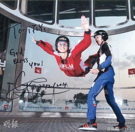 張栢芝常帶囝囝參加課外活動,今次便與Lucas體驗室內跳傘模擬裝置。(微博圖片)(微博圖片) 張栢芝常帶囝囝參加課外活動,今次便與Lucas體驗室內跳傘模擬裝置。(微博圖片)(微博圖片)