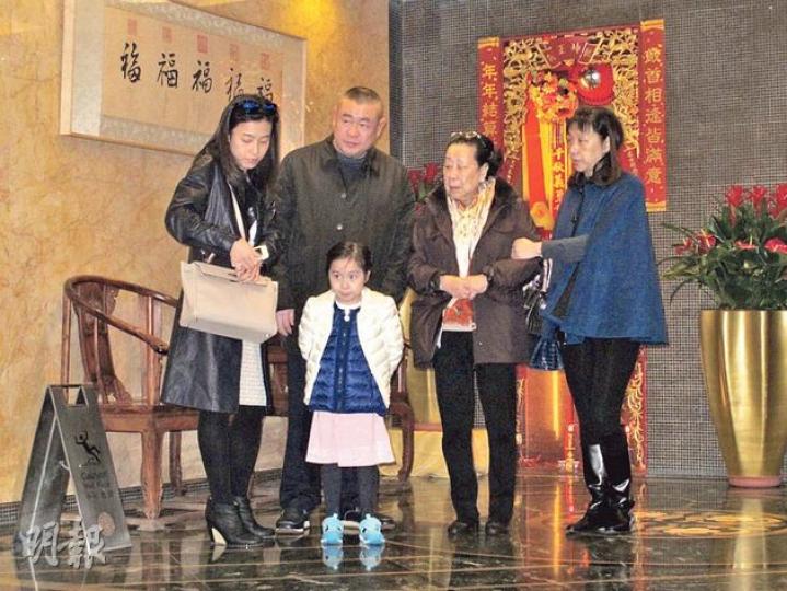 大劉昨日偕同母親、妹妹、甘比及女兒秀樺去飲茶,享受天倫樂。(攝影/記者:李潔盈) 大劉昨日偕同母親、妹妹、甘比及女兒秀樺去飲茶,享受天倫樂。(攝影/記者:李潔盈)