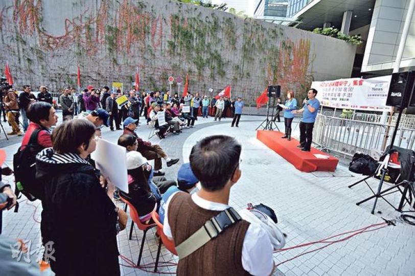 3個團體昨午於政總門外舉行集會關注香港媒體操守,本報記者現場點算約有40多人出席,主辦單位則指最高峰時有130人。(盧翊銘攝) 3個團體昨午於政總門外舉行集會關注香港媒體操守,本報記者現場點算約有40多人出席,主辦單位則指最高峰時有130人。(盧翊銘攝)