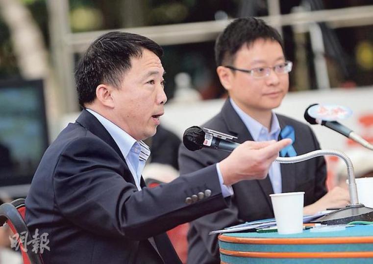 民主黨立法會議員胡志偉(左)強調「減甜」應「循序漸退」,否則會令社會動盪。圖右為公民黨陳家洛。(盧翊銘攝) 民主黨立法會議員胡志偉(左)強調「減甜」應「循序漸退」,否則會令社會動盪。圖右為公民黨陳家洛。(盧翊銘攝)