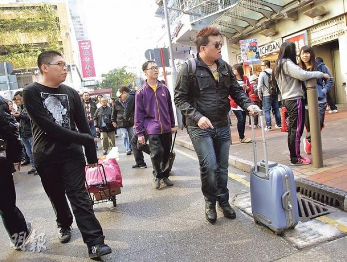 10多名網民響應facebook群組「一億人一億篋 旺角流量壓力測試」號召,模仿內地客拖着行李箱在旺角西洋菜南街「行街」,又走入連鎖店聲稱要「買奶粉」。(李澤彤攝)愛港之聲主席高達斌(前排右二)昨午原在太子擺街站,歡迎旅客來港,至約4時半,他突然現身旺角西洋菜南街,隨即被參與「拖篋」網民及傳媒包圍,一度引起混亂,需由警員護送離開。(李澤彤攝)10多名網民響應號召,在旺角拖着行李箱「行街」,其間經過周大福時,周大福一度落閘。(李澤彤攝)(黎婉嫻攝) 10多名網民響應facebook群組「一億人一億篋 旺角流量壓力測試」號召,模仿內地客拖着行李箱在旺角西洋菜南街「行街」,又走入連鎖店聲稱要「買奶粉」。(李澤彤攝)愛港之聲主席高達斌(前排右二)昨午原在太子擺街站,歡迎旅客來港,至約4時半,他突然現身旺角西洋菜南街,隨即被參與「拖篋」網民及傳媒包圍,一度引起混亂,需由警員護送離開。(李澤彤攝)10多名網民響應號召,在旺角拖着行李箱「行街」,其間經過周大福時,周大福一度落閘。(李澤彤攝)(黎婉嫻攝)