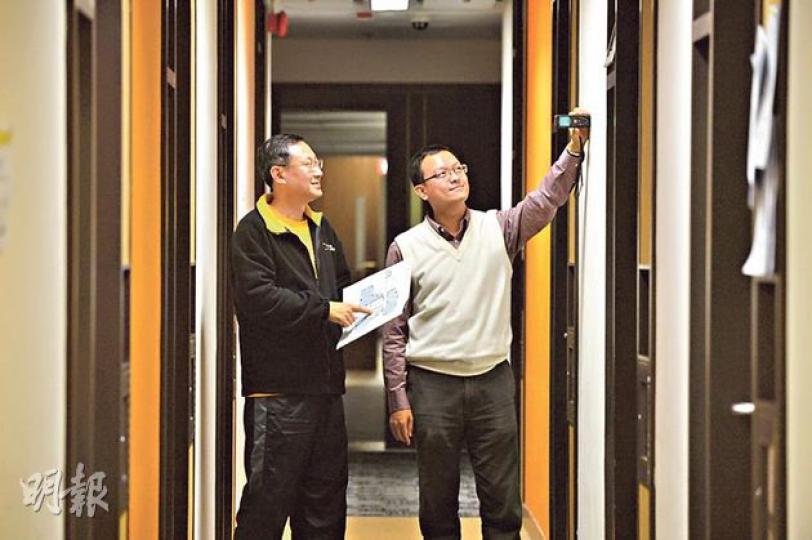 測量師學會土地測量組理事鄧康偉(左)說,曾協助業主量度單位,發現單位實用面積較樓書少數十平方呎,結果發展商「每呎賠了當時樓價的3倍」,但要求業主不能公開事件。雖然此類事件不常見,但加強規管可更保障發展商與業主。右為另一理事林烈賢。(鄧宗弘攝) 測量師學會土地測量組理事鄧康偉(左)說,曾協助業主量度單位,發現單位實用面積較樓書少數十平方呎,結果發展商「每呎賠了當時樓價的3倍」,但要求業主不能公開事件。雖然此類事件不常見,但加強規管可更保障發展商與業主。右為另一理事林烈賢。(鄧宗弘攝)