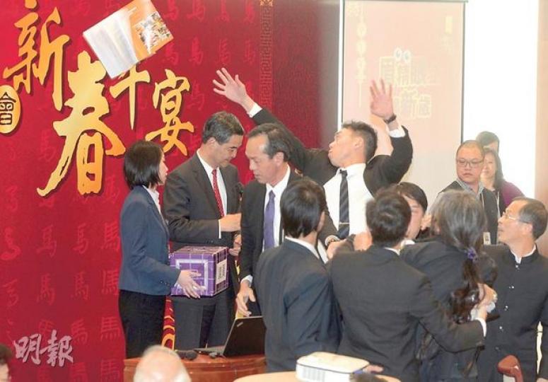 立法會舉行新春午宴,社民連議員梁國雄(前排右二)帶一瓶寫着「振英漱口水 大話精專用」的漱口水到場抗議,企圖把漱口水及施政報告送給梁振英,遭制止後向台上的梁振英(左二)拋擲施政報告。梁國雄其後被帶離場,沒有參加午宴。(李澤彤攝)昨晚建制派議員邀請特首梁振英(右排第四)出席飯局,民建聯譚耀宗(右排第三)表示,原有20議員報名出席,最終只有15人現身。(劉焌陶攝) 立法會舉行新春午宴,社民連議員梁國雄(前排右二)帶一瓶寫着「振英漱口水 大話精專用」的漱口水到場抗議,企圖把漱口水及施政報告送給梁振英,遭制止後向台上的梁振英(左二)拋擲施政報告。梁國雄其後被帶離場,沒有參加午宴。(李澤彤攝)昨晚建制派議員邀請特首梁振英(右排第四)出席飯局,民建聯譚耀宗(右排第三)表示,原有20議員報名出席,最終只有15人現身。(劉焌陶攝)