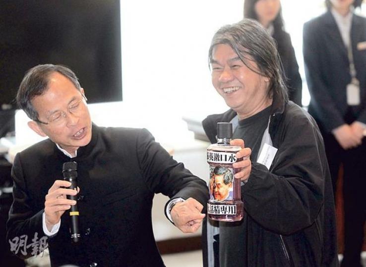 社民連梁國雄(右)噚日帶咗一樽「漱口水」到食飯現場,上面寫住「振英漱口水 大話精專用」,立法會主席曾鈺成都感到好奇,要上前睇清楚。(李澤彤攝)立法會議員同官員暫擱下議會政事爭拗,喺立法會午宴玩問答遊戲,由官員隊(左前方)對議員隊(右後方),結果議員勝出。(李澤彤攝) 社民連梁國雄(右)噚日帶咗一樽「漱口水」到食飯現場,上面寫住「振英漱口水 大話精專用」,立法會主席曾鈺成都感到好奇,要上前睇清楚。(李澤彤攝)立法會議員同官員暫擱下議會政事爭拗,喺立法會午宴玩問答遊戲,由官員隊(左前方)對議員隊(右後方),結果議員勝出。(李澤彤攝)