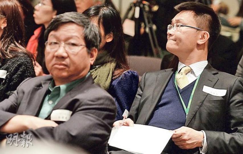 新聞統籌專員馮煒光(後)同愛港之聲主席高達斌(前)噚日去捧陳啟宗場,兩個人除咗打招呼外都無交流,因為大家都好留心聽書。(劉焌陶攝) 新聞統籌專員馮煒光(後)同愛港之聲主席高達斌(前)噚日去捧陳啟宗場,兩個人除咗打招呼外都無交流,因為大家都好留心聽書。(劉焌陶攝)