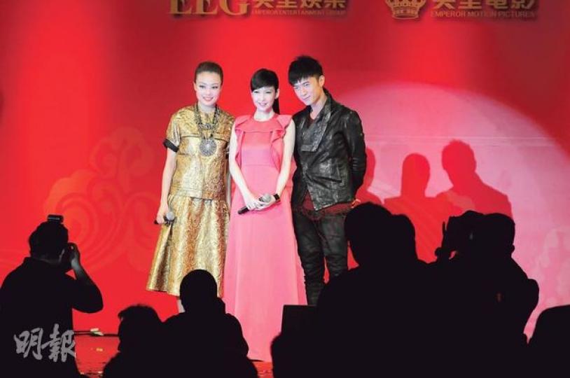 容祖兒與古巨基大讚周慧敏是永遠的玉女。(攝影:孫華中、鍾偉茵)泳兒(左起)、林欣彤、馮允謙、老闆楊受成、衛詩雅在公司春茗與眾同樂。(攝影:孫華中、鍾偉茵)Twins難得合體自然雞啄唔斷。(攝影:孫華中、鍾偉茵)熊黛林以性感造型現身,輕易成為焦點。(攝影:孫華中、鍾偉茵) 容祖兒與古巨基大讚周慧敏是永遠的玉女。(攝影:孫華中、鍾偉茵)泳兒(左起)、林欣彤、馮允謙、老闆楊受成、衛詩雅在公司春茗與眾同樂。(攝影:孫華中、鍾偉茵)Twins難得合體自然雞啄唔斷。(攝影:孫華中、鍾偉茵)熊黛林以性感造型現身,輕易成為焦點。(攝影:孫華中、鍾偉茵)