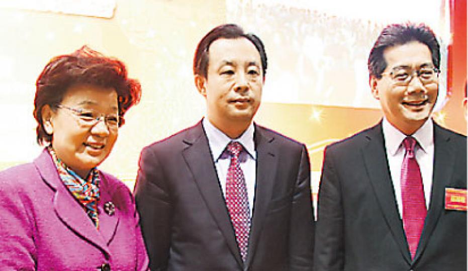 陸昊(中),與中聯辦副主任殷曉靜(左)、香港商務及經濟發展局局長蘇錦樑(右)合照,陸繼續其招牌「唧都唔笑」表情。(明報記者攝) 陸昊(中),與中聯辦副主任殷曉靜(左)、香港商務及經濟發展局局長蘇錦樑(右)合照,陸繼續其招牌「唧都唔笑」表情。(明報記者攝)