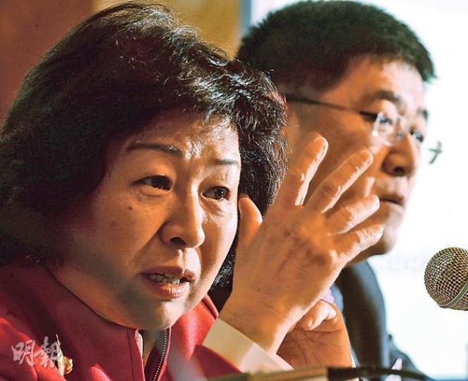 玖龍紙業董事長張茵(左)指出,集團正建設中的越南廠房,有望比原定投產日期提早,由2016年提早至2015年。(劉焌陶攝) 玖龍紙業董事長張茵(左)指出,集團正建設中的越南廠房,有望比原定投產日期提早,由2016年提早至2015年。(劉焌陶攝)