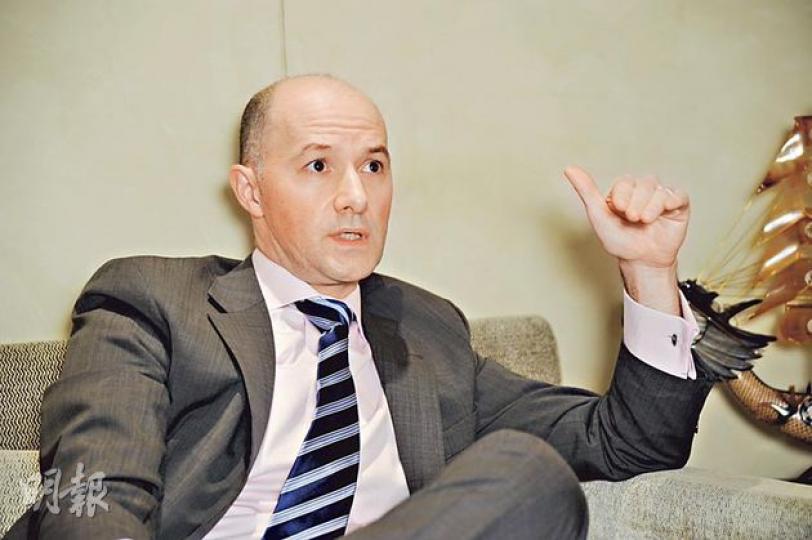 摩根亞太入息基金股票基金經理Jeffrey Roskell表示,最近的資金流向非常清晰,紛紛由新興國家撤回已發展地區,他明言難以估計此波撤資潮會持續多久,但強調不應盲目跟隨別人的決定。(胡景禧攝) 摩根亞太入息基金股票基金經理Jeffrey Roskell表示,最近的資金流向非常清晰,紛紛由新興國家撤回已發展地區,他明言難以估計此波撤資潮會持續多久,但強調不應盲目跟隨別人的決定。(胡景禧攝)