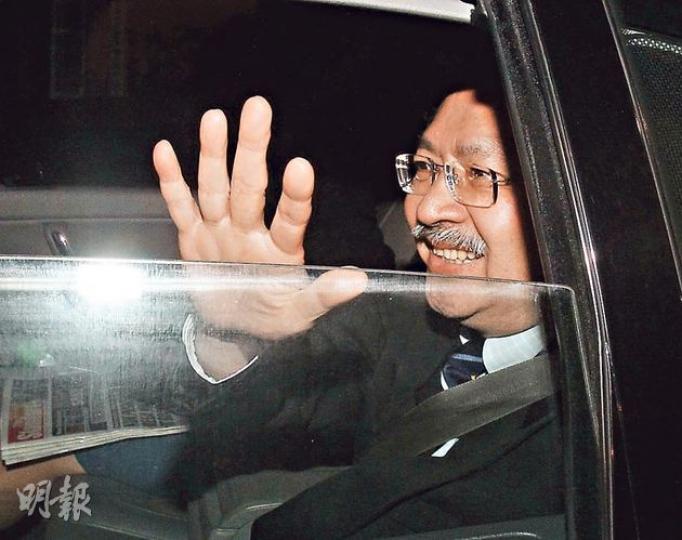 財政司長曾俊華今日會宣讀新一份預算案。他去年在預算案中引用《天各一方》歌詞「你有你嘅生活 我繼續我嘅忙碌」,惹起政治漣漪,而據知,他今年會繼續憑歌寄意。他昨晚離開辦公室時打開車窗揮手示意,未回應提問。(林俊源攝) 財政司長曾俊華今日會宣讀新一份預算案。他去年在預算案中引用《天各一方》歌詞「你有你嘅生活 我繼續我嘅忙碌」,惹起政治漣漪,而據知,他今年會繼續憑歌寄意。他昨晚離開辦公室時打開車窗揮手示意,未回應提問。(林俊源攝)