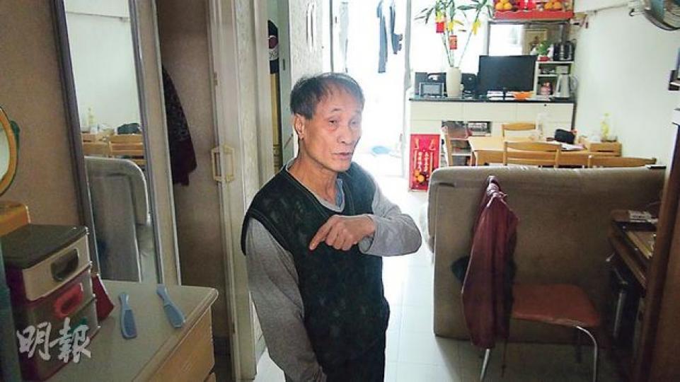 66歲的吳偉良(圖)連續兩日收到騙徒電話索款30萬元,鎮定處理,一邊假裝受騙「引蛇出洞」,一邊用另一部手機聯絡警方埋伏拉人,笑言騙徒不識時務,「現在香港人大多都有兩部電話,以為不讓我收線就無法報警!」(林智傑攝)探員將匆匆從內地趕來港「收錢」的雙程證騙徒拘捕,押往旺角砵蘭街其下榻的賓館搜查。(蔡方山攝) 66歲的吳偉良(圖)連續兩日收到騙徒電話索款30萬元,鎮定處理,一邊假裝受騙「引蛇出洞」,一邊用另一部手機聯絡警方埋伏拉人,笑言騙徒不識時務,「現在香港人大多都有兩部電話,以為不讓我收線就無法報警!」(林智傑攝)探員將匆匆從內地趕來港「收錢」的雙程證騙徒拘捕,押往旺角砵蘭街其下榻的賓館搜查。(蔡方山攝)