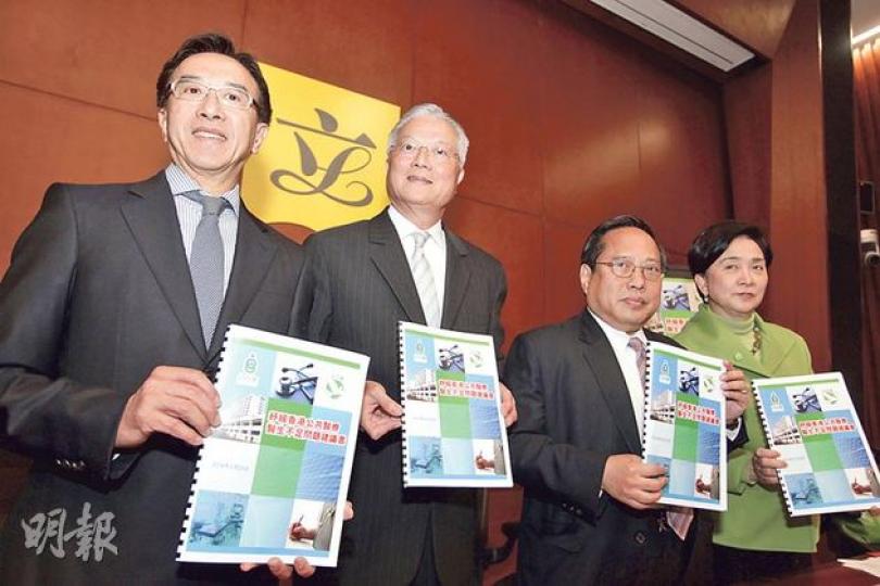 自由黨田北俊(左起)、方剛,民主黨何俊仁、劉慧卿,昨一同出席聯合記者會,公布兩黨就紓緩公立醫院醫護不足問題的建議。劉慧卿表示,兩黨合作提出建議是回應市民訴求。(郭慶輝攝) 自由黨田北俊(左起)、方剛,民主黨何俊仁、劉慧卿,昨一同出席聯合記者會,公布兩黨就紓緩公立醫院醫護不足問題的建議。劉慧卿表示,兩黨合作提出建議是回應市民訴求。(郭慶輝攝)