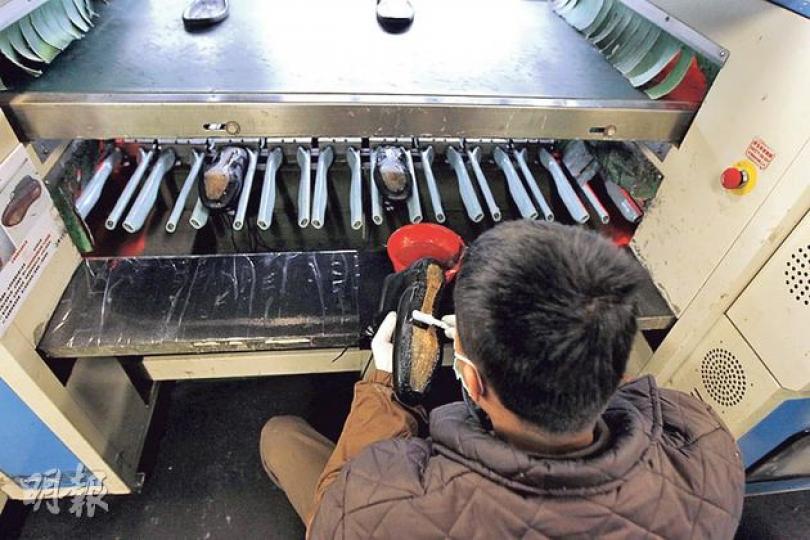懲教署噚日帶傳媒參觀赤柱造鞋工場,約80名在囚者參與製作防水透氣鞋,有成近40個工序,包括圖中用膠水黏合鞋身同鞋底。(李紹昌攝)懲教署工業及職業訓練組監督文家傑表示,估計甩底警靴爆開位置係鞋底夾層,係由鞋底供應商提供,唔排除會追究。(李紹昌攝) 懲教署噚日帶傳媒參觀赤柱造鞋工場,約80名在囚者參與製作防水透氣鞋,有成近40個工序,包括圖中用膠水黏合鞋身同鞋底。(李紹昌攝)懲教署工業及職業訓練組監督文家傑表示,估計甩底警靴爆開位置係鞋底夾層,係由鞋底供應商提供,唔排除會追究。(李紹昌攝)