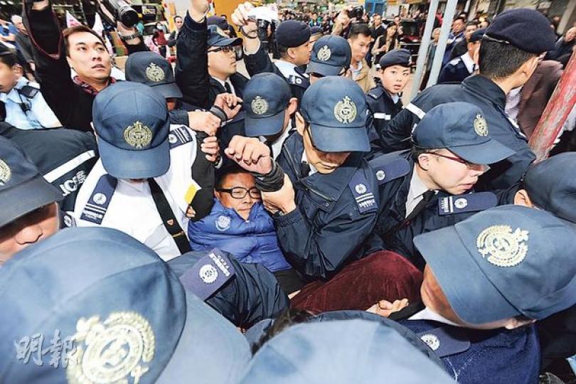 不滿食環署執法及兒子被捕的盧父(藍衣戴眼鏡者),因涉嫌妨礙公職人員執法,被警員合力抬上車拘捕帶署。(衛永康攝)旺角花墟發生商戶與執法人員對峙事件,20多名花商拉起橫額及攔車抗議,警方需增援數十人維持秩序,場面一度非常混亂。(衛永康攝) 不滿食環署執法及兒子被捕的盧父(藍衣戴眼鏡者),因涉嫌妨礙公職人員執法,被警員合力抬上車拘捕帶署。(衛永康攝)旺角花墟發生商戶與執法人員對峙事件,20多名花商拉起橫額及攔車抗議,警方需增援數十人維持秩序,場面一度非常混亂。(衛永康攝)
