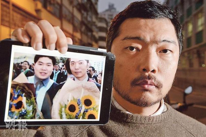 埃及熱氣球慘劇遇難者蕭志文的胞兄蕭志強(圖)批評港府「虎頭蛇尾」,未有盡力跟進事件,他今早會聯同其他死者家屬與保安局長黎棟國會面,要求當局促請埃及司法部盡快完成調查報告。圖為蕭志強手執與弟弟拍攝的畢業照。(劉焌陶攝) 埃及熱氣球慘劇遇難者蕭志文的胞兄蕭志強(圖)批評港府「虎頭蛇尾」,未有盡力跟進事件,他今早會聯同其他死者家屬與保安局長黎棟國會面,要求當局促請埃及司法部盡快完成調查報告。圖為蕭志強手執與弟弟拍攝的畢業照。(劉焌陶攝)
