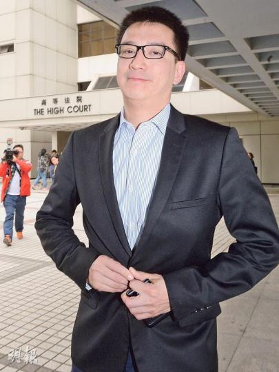 龔如心的「契仔」張雁坤,昨到高院旁聽,逗留約個多小時離開。他在庭外稱「要尊重法庭審訊」,故決定「保持沉默」,沒有回答記者提問。(劉焌陶攝) 龔如心的「契仔」張雁坤,昨到高院旁聽,逗留約個多小時離開。他在庭外稱「要尊重法庭審訊」,故決定「保持沉默」,沒有回答記者提問。(劉焌陶攝)