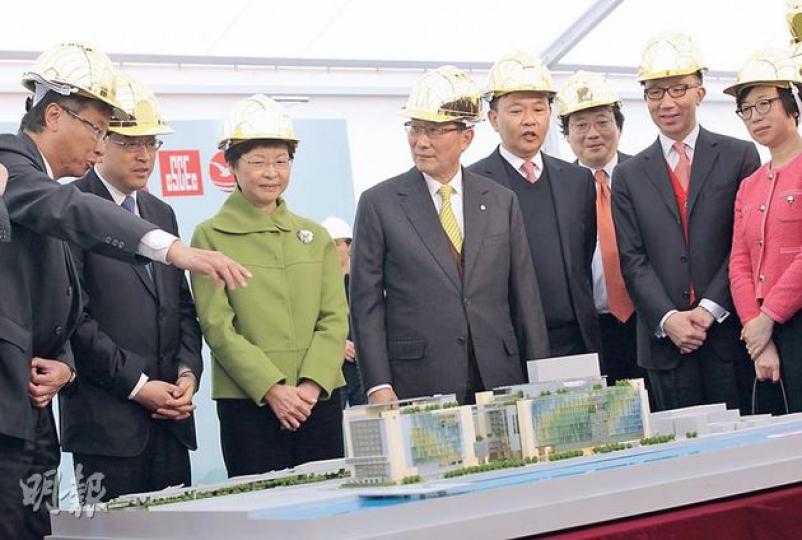位於啟德發展區的香港兒童醫院昨日舉行動土禮,由政務司長林鄭月娥(左三)主持儀式,出席者還有食物及衛生局長高永文(左二)、醫管局主席梁智仁(左四)、醫管局行政總裁梁栢賢(右四)、港大醫學院院長梁卓偉(右二)等。(李澤彤攝) 位於啟德發展區的香港兒童醫院昨日舉行動土禮,由政務司長林鄭月娥(左三)主持儀式,出席者還有食物及衛生局長高永文(左二)、醫管局主席梁智仁(左四)、醫管局行政總裁梁栢賢(右四)、港大醫學院院長梁卓偉(右二)等。(李澤彤攝)