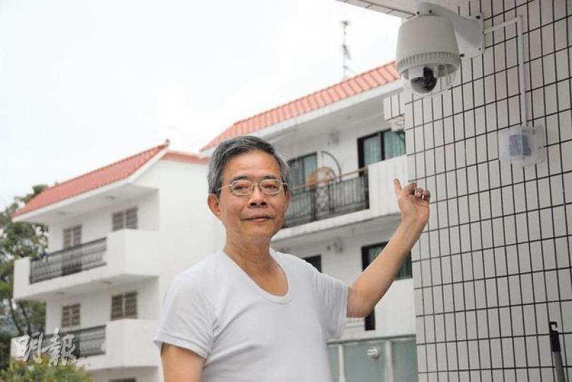 村民黃先生稱,去年中曾被人爬入花園撬開窗戶爆竊,事後自費數千元安裝兩部閉路電視以確保安全。(楊德銘攝)其中一間被竊匪光顧的村屋,地下睡房窗花被賊人撬毁,屋內有搜掠痕迹。(楊德銘攝) 村民黃先生稱,去年中曾被人爬入花園撬開窗戶爆竊,事後自費數千元安裝兩部閉路電視以確保安全。(楊德銘攝)其中一間被竊匪光顧的村屋,地下睡房窗花被賊人撬毁,屋內有搜掠痕迹。(楊德銘攝)