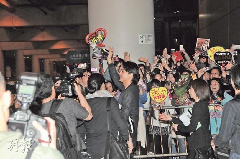 福山雅治步出香港機場見到大批粉絲支持,他立即親切地揮手打招呼。(攝影:孫華中、梁迺楠) 福山雅治步出香港機場見到大批粉絲支持,他立即親切地揮手打招呼。(攝影:孫華中、梁迺楠)