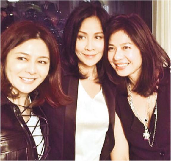 關之琳(左起)、劉嘉玲及鍾楚紅三大女神碰頭,單看她們的笑容已知這次約會很開心。(微博圖片) 關之琳(左起)、劉嘉玲及鍾楚紅三大女神碰頭,單看她們的笑容已知這次約會很開心。(微博圖片)