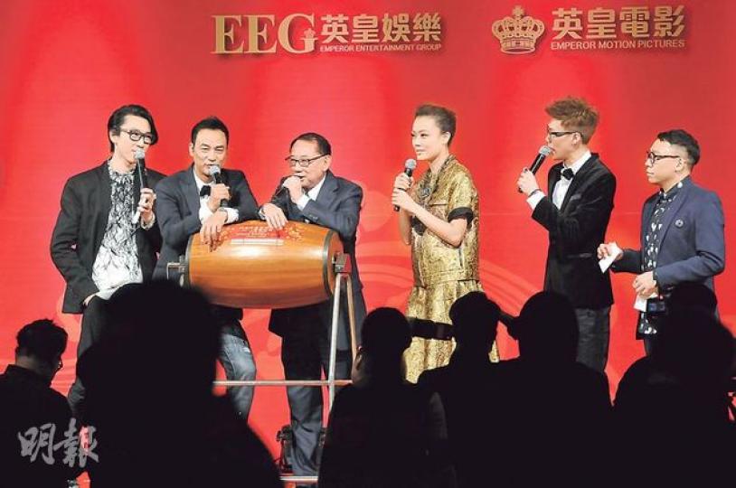 容祖兒屈老闆楊受成送出10萬元用作抽獎,任達華在旁吶喊助威。(攝影:鍾偉茵、孫華中) 容祖兒屈老闆楊受成送出10萬元用作抽獎,任達華在旁吶喊助威。(攝影:鍾偉茵、孫華中)