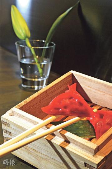Ratatouille-點心靈感來自法國Ratatouille菜式,盡顯中西合璧的特色。以中式點心皮包裹炒香的意大利青瓜、茄子、番茄等食材,味酸帶甜,煞是開胃。($48/2件,$70/3件,A)(胡景禧攝)松露布里芝士鍋貼-中式外形包裹由法國Brie芝士、意大利黑松露碎、美國新薯粒等食材組成的西式餡料。一口咬下,松露香四溢。($58/2件,$85/3件,A)(胡景禧攝)漢堡.包-擁有餐包的外形,一口咬下,澳洲和牛味濃多汁,配上用蛋黃醬、白蘭地等調成的醬汁,更見惹味。($68/2件,$100/3件 Ratatouille-點心靈感來自法國Ratatouille菜式,盡顯中西合璧的特色。以中式點心皮包裹炒香的意大利青瓜、茄子、番茄等食材,味酸帶甜,煞是開胃。($48/2件,$70/3件,A)(胡景禧攝)松露布里芝士鍋貼-中式外形包裹由法國Brie芝士、意大利黑松露碎、美國新薯粒等食材組成的西式餡料。一口咬下,松露香四溢。($58/2件,$85/3件,A)(胡景禧攝)漢堡.包-擁有餐包的外形,一口咬下,澳洲和牛味濃多汁,配上用蛋黃醬、白蘭地等調成的醬汁,更見惹味。($68/2件,$100/3件