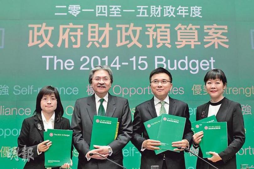 財政司長曾俊華(左二)在預算案中表示,鑑於市民對iBond反應熱烈,而且目前港元利息仍低,建議再發行總額100億元的iBond。金管局稍後會公布細節,消息人士指iBond4將在6月發行。右二為財經事務及庫務局長陳家強。(李澤彤攝)(明報製圖) 財政司長曾俊華(左二)在預算案中表示,鑑於市民對iBond反應熱烈,而且目前港元利息仍低,建議再發行總額100億元的iBond。金管局稍後會公布細節,消息人士指iBond4將在6月發行。右二為財經事務及庫務局長陳家強。(李澤彤攝)(明報製圖)