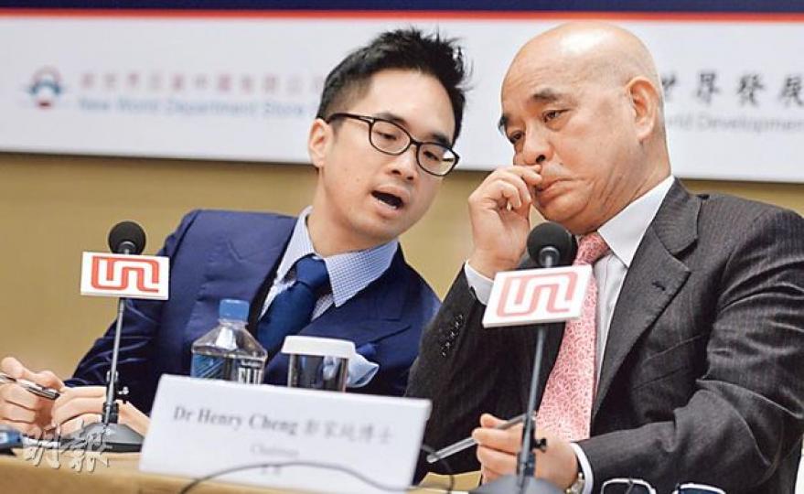 新世界發展主席鄭家純(右)及兒子,亦即執行董事兼聯席總經理鄭志剛(左)聯袂出席集團業績發布會。面對傳媒提問關於他父親鄭裕彤的健康狀况時,鄭家純只簡單地以「多謝」回應,沒有多作補充。(劉焌陶攝) 新世界發展主席鄭家純(右)及兒子,亦即執行董事兼聯席總經理鄭志剛(左)聯袂出席集團業績發布會。面對傳媒提問關於他父親鄭裕彤的健康狀况時,鄭家純只簡單地以「多謝」回應,沒有多作補充。(劉焌陶攝)