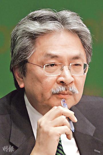財政司長曾俊華昨預告長遠財政計劃工作小組周一將宣布預測報告,指最壞的情况是港府將於7年後出現結構性赤字,認為港府在嚴控開支的同時,亦要積穀防饑,保障收入。曾俊華說長遠財政問題不容輕視,但「毋須過度憂慮」。(李澤彤攝) 財政司長曾俊華昨預告長遠財政計劃工作小組周一將宣布預測報告,指最壞的情况是港府將於7年後出現結構性赤字,認為港府在嚴控開支的同時,亦要積穀防饑,保障收入。曾俊華說長遠財政問題不容輕視,但「毋須過度憂慮」。(李澤彤攝)