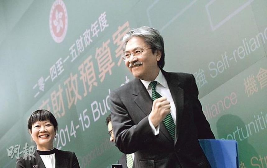 財政司長曾俊華(右)在記者會後,被記者問及任期後去向,包括會否參與特首「跑馬仔」等,他即作狀跑步回應。(李澤彤攝) 財政司長曾俊華(右)在記者會後,被記者問及任期後去向,包括會否參與特首「跑馬仔」等,他即作狀跑步回應。(李澤彤攝)