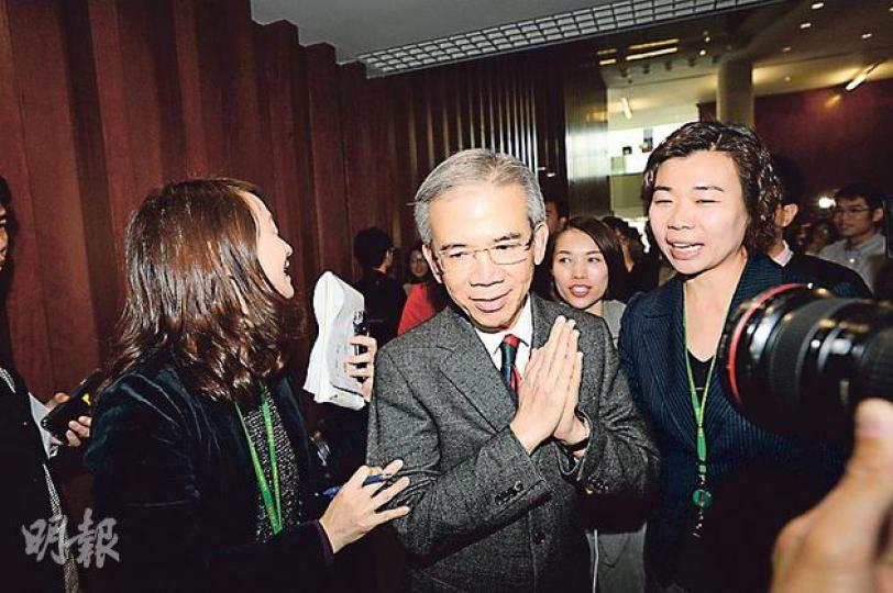 林煥光(中)原打算喺會議廳外講吓對預算案睇法,但因為民協馮檢基代表泛民搶先發言,最終只喺自動扶手電梯旁,講咗兩句對明報前總編輯遇襲嘅睇法。(鄧宗弘攝) 林煥光(中)原打算喺會議廳外講吓對預算案睇法,但因為民協馮檢基代表泛民搶先發言,最終只喺自動扶手電梯旁,講咗兩句對明報前總編輯遇襲嘅睇法。(鄧宗弘攝)