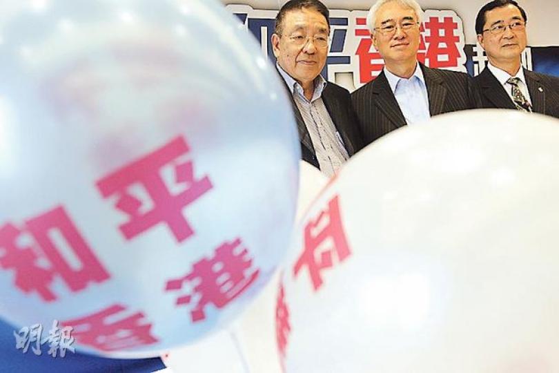 幫港出聲召集人馮家彬(左起)、周融,以及中西區區議員陳捷貴呼籲市民出席周日喺遮打花園舉行嘅「和平香港」活動。(李紹昌攝) 幫港出聲召集人馮家彬(左起)、周融,以及中西區區議員陳捷貴呼籲市民出席周日喺遮打花園舉行嘅「和平香港」活動。(李紹昌攝)