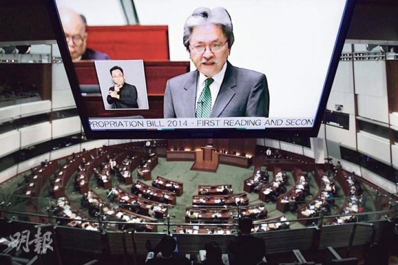 財政司長曾俊華昨早在立法會宣讀新一份《財政預算案》,部分建制派及泛民政黨認為預算案未回應中產訴求。(郭慶輝攝)(明報製圖) 財政司長曾俊華昨早在立法會宣讀新一份《財政預算案》,部分建制派及泛民政黨認為預算案未回應中產訴求。(郭慶輝攝)(明報製圖)