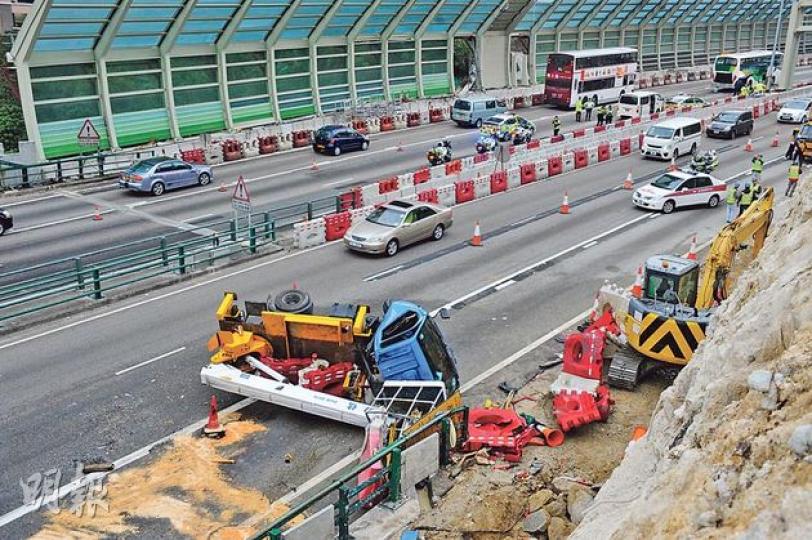 吊臂貨車失控撞向道路工程外圍水馬及挖泥車後翻側,司機一度受傷被困。(蔡方山攝)白色客貨車疑因司機見對面線撞車,睇熱鬧下分神,先後撞及旅遊巴、警車及交警鐵馬,幸無人受傷。(蔡方山攝) 吊臂貨車失控撞向道路工程外圍水馬及挖泥車後翻側,司機一度受傷被困。(蔡方山攝)白色客貨車疑因司機見對面線撞車,睇熱鬧下分神,先後撞及旅遊巴、警車及交警鐵馬,幸無人受傷。(蔡方山攝)