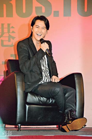 記者會上,福山招牌笑容全程掛在臉上,難怪仍穩坐「男神」寶座。(攝影﹕孫華中)福山非常貼心向傳媒送上自家設計的內褲。(攝影﹕孫華中)福山雅治在記者會上被傳媒與歌迷追住影都笑容親切。(攝影﹕孫華中)大會送上結他形蛋糕,預祝福山6月舉行的演唱會成功。(攝影﹕孫華中) 記者會上,福山招牌笑容全程掛在臉上,難怪仍穩坐「男神」寶座。(攝影﹕孫華中)福山非常貼心向傳媒送上自家設計的內褲。(攝影﹕孫華中)福山雅治在記者會上被傳媒與歌迷追住影都笑容親切。(攝影﹕孫華中)大會送上結他形蛋糕,預祝福山6月舉行的演唱會成功。(攝影﹕孫華中)