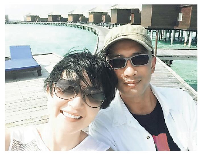 萬綺雯與老公陳十三到馬爾代夫度假。(微博圖片) 萬綺雯與老公陳十三到馬爾代夫度假。(微博圖片)