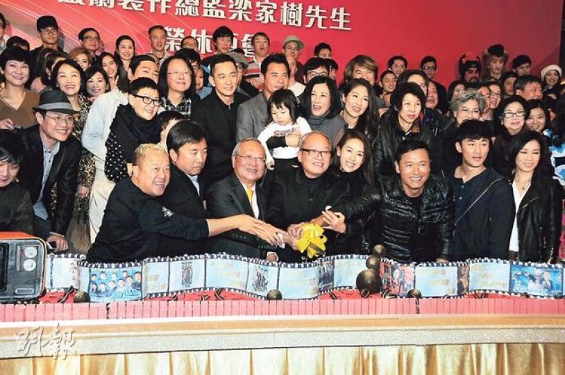 梁家樹榮休,不同年代的小生、花旦列席,場面墟冚。(攝影/記者:梁榮達)梁家樹年輕時已加入TVB,不知不覺已服務了37年。(攝影/記者:梁榮達)佘詩曼與林峯希望於電影上再跟梁家樹合作。(攝影/記者:梁榮達)馬德鐘(左起)、汪明荃、陳山聰及馬國明都有出席。(攝影/記者:梁榮達)梁家樹全家總動員出席榮休酒會。(攝影/記者:梁榮達) 梁家樹榮休,不同年代的小生、花旦列席,場面墟冚。(攝影/記者:梁榮達)梁家樹年輕時已加入TVB,不知不覺已服務了37年。(攝影/記者:梁榮達)佘詩曼與林峯希望於電影上再跟梁家樹合作。(攝影/記者:梁榮達)馬德鐘(左起)、汪明荃、陳山聰及馬國明都有出席。(攝影/記者:梁榮達)梁家樹全家總動員出席榮休酒會。(攝影/記者:梁榮達)