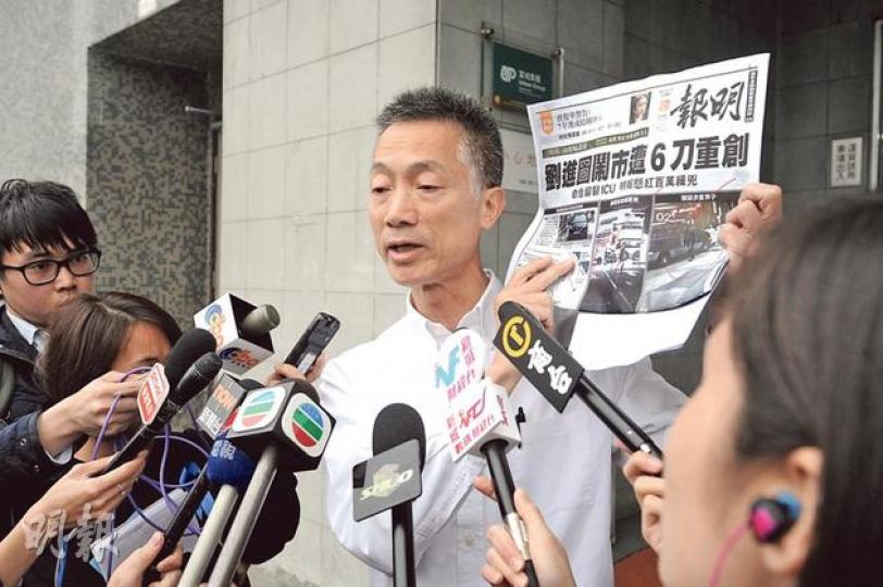 《明報》編務總監兼總編輯張健波說,報館正整理去年至今涉「敏感」的報道,交警方查找線索,暫不作任何揣測。他舉起上有警方發出的圖片的《明報》,呼籲市民提供資料。(樊銳昌攝) 《明報》編務總監兼總編輯張健波說,報館正整理去年至今涉「敏感」的報道,交警方查找線索,暫不作任何揣測。他舉起上有警方發出的圖片的《明報》,呼籲市民提供資料。(樊銳昌攝)
