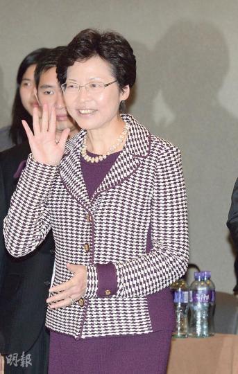 政務司長林鄭月娥稱在推動政改路上的心情複雜「既興奮又沉重」。她指心情興奮是因為可以為香港做一件好事,但現階段對落實政改不感樂觀,所以心情沉重。(劉焌陶攝) 政務司長林鄭月娥稱在推動政改路上的心情複雜「既興奮又沉重」。她指心情興奮是因為可以為香港做一件好事,但現階段對落實政改不感樂觀,所以心情沉重。(劉焌陶攝)