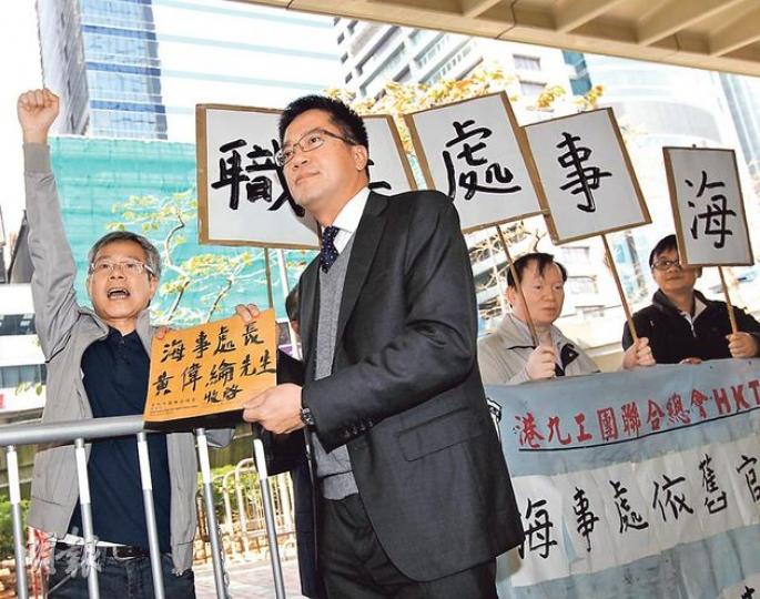 港九工團聯合總會主席李國強(左一)昨早與數名成員到海港政府大樓請願,並向昨履新的海事處長黃偉綸(左二)遞交請願信,促請他「大刀闊斧」改革海事處,提高透明度,加強與業界溝通。(李紹昌攝) 港九工團聯合總會主席李國強(左一)昨早與數名成員到海港政府大樓請願,並向昨履新的海事處長黃偉綸(左二)遞交請願信,促請他「大刀闊斧」改革海事處,提高透明度,加強與業界溝通。(李紹昌攝)
