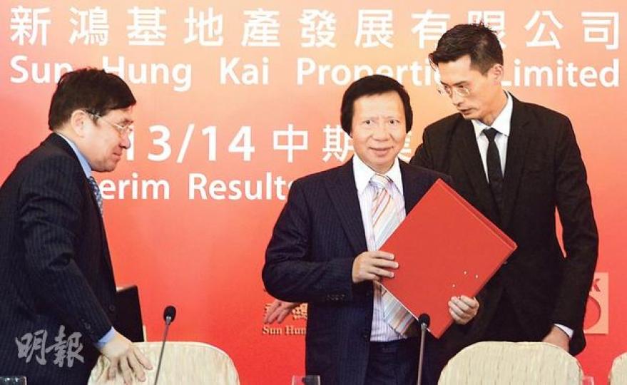 新鴻基地產主席兼董事總經理郭炳江(中)指出,有信心達到今年原定的售樓目標在280億元水平。另一主席郭炳聯(左)更認為,未來香港推出多些土地供發展商參與競投,因此擬透過發行紅利認股證所得,用於投地。(劉焌陶攝) 新鴻基地產主席兼董事總經理郭炳江(中)指出,有信心達到今年原定的售樓目標在280億元水平。另一主席郭炳聯(左)更認為,未來香港推出多些土地供發展商參與競投,因此擬透過發行紅利認股證所得,用於投地。(劉焌陶攝)