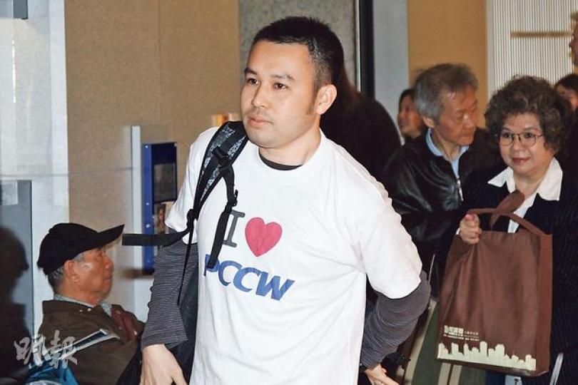忠實小股東陳仲翔昨日在電盈特別股東會上,希望集團能與內地兩大科網巨頭騰訊及阿里巴巴合作,相信有望刺激電盈股價。(林俊源攝) 忠實小股東陳仲翔昨日在電盈特別股東會上,希望集團能與內地兩大科網巨頭騰訊及阿里巴巴合作,相信有望刺激電盈股價。(林俊源攝)