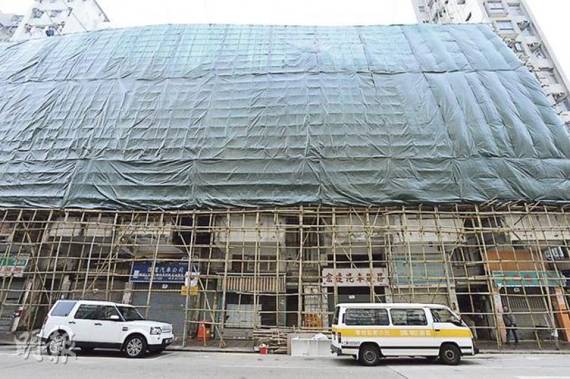 項目位於深水埗順寧道69至83號,可建樓面約7.5萬方呎,提供約110伙,其中半數單位面積不超過500方呎,若將來賣樓收益達7.85億元以上、即每呎近1.05萬元,需按比例分紅予市建局。(鄧宗弘攝)市建局深水埗順寧道蚊型項目只收4份標書,即獲邀入標的16間發展商,其中12間棄投,令項目成近6年來收到最少標書的市建局項目,圖為信置代表昨日到場遞交標書。(林俊源攝) 項目位於深水埗順寧道69至83號,可建樓面約7.5萬方呎,提供約110伙,其中半數單位面積不超過500方呎,若將來賣樓收益達7.85億元以上、即每呎近1.05萬元,需按比例分紅予市建局。(鄧宗弘攝)市建局深水埗順寧道蚊型項目只收4份標書,即獲邀入標的16間發展商,其中12間棄投,令項目成近6年來收到最少標書的市建局項目,圖為信置代表昨日到場遞交標書。(林俊源攝)