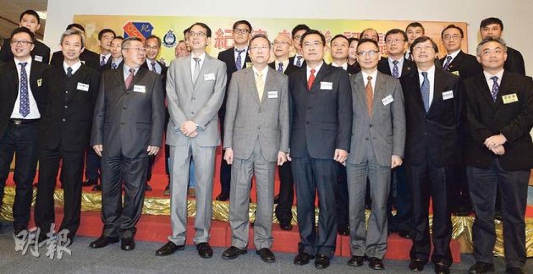 消防處長陳楚鑫(左三起)、公務員事務局長鄧國威、保安局長黎棟國、懲教署長單日堅及海關關長張雲正,昨出席紀律部隊評議會24周年會慶,各紀律部長首長都對《明報》前總編輯劉進圖遇襲表達關注。入境處長陳國基未有在大合照內出現。(劉焌陶攝) 消防處長陳楚鑫(左三起)、公務員事務局長鄧國威、保安局長黎棟國、懲教署長單日堅及海關關長張雲正,昨出席紀律部隊評議會24周年會慶,各紀律部長首長都對《明報》前總編輯劉進圖遇襲表達關注。入境處長陳國基未有在大合照內出現。(劉焌陶攝)