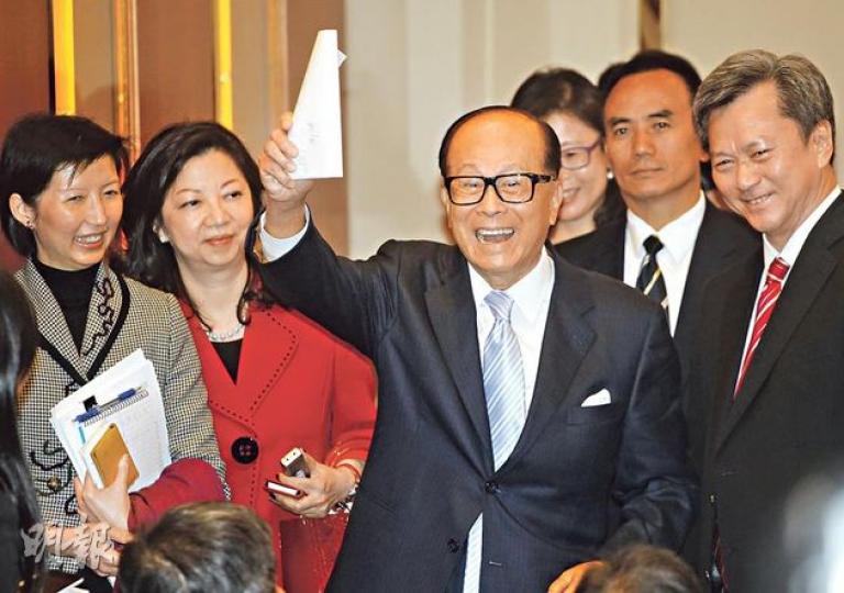 李嘉誠往常會於每年長和系集團的股東大會、中期業績會及全年業績會上見記者,但去年3月現身全年業績會後,沒按慣例於股東會及中期業績會晤傳媒。事隔一年,李嘉誠昨日再次正式於記者會上現身,他全程表現活潑風騷,又主動讓記者多問幾條問題,最後整個記者會歷時近一個半小時。他笑言如無問題,日後會多見記者。(李紹昌攝)記者會到尾聲,李嘉誠走下台朝門口方向準備離去,但有記者湧到台前追問,李嘉誠仍耐心回答其問題,更做出此趣怪表情。(李紹昌攝) 李嘉誠往常會於每年長和系集團的股東大會、中期業績會及全年業績會上見記者,但去年3月現身全年業績會後,沒按慣例於股東會及中期業績會晤傳媒。事隔一年,李嘉誠昨日再次正式於記者會上現身,他全程表現活潑風騷,又主動讓記者多問幾條問題,最後整個記者會歷時近一個半小時。他笑言如無問題,日後會多見記者。(李紹昌攝)記者會到尾聲,李嘉誠走下台朝門口方向準備離去,但有記者湧到台前追問,李嘉誠仍耐心回答其問題,更做出此趣怪表情。(李紹昌攝)