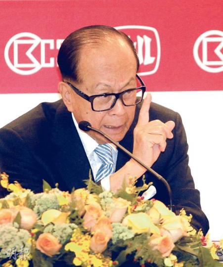 李嘉誠多次提到憂慮香港的競爭力下降,說不介意交多些稅,但希望錢會用在提升香港競爭力的地方。(李紹昌攝) 李嘉誠多次提到憂慮香港的競爭力下降,說不介意交多些稅,但希望錢會用在提升香港競爭力的地方。(李紹昌攝)