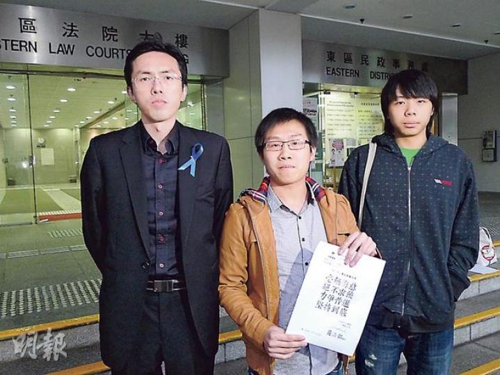 黃浩銘（中）求情時呈上16字﹕「毫無悔意、絕不求饒、力爭普選、堅持到底」。裁判官指尊重人人有不同示威訴求，但任何理念都不能成為犯法理由。吳文遠（左）及馬雲祺（右）則獲判無罪。（何偉畧攝）