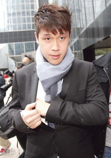 楊家誠的20歲兒子Ryan(圖)昨首次現身法庭支持父親,並與伯明翰新任副主席馬瑞昌在庭內坐足全場。被問到有否向父親說支持的話,Ryan稱前一晚、即楊家誠生日當晚一起進晚餐時,「要講嘅已經講咗」。(李紹昌攝) 楊家誠的20歲兒子Ryan(圖)昨首次現身法庭支持父親,並與伯明翰新任副主席馬瑞昌在庭內坐足全場。被問到有否向父親說支持的話,Ryan稱前一晚、即楊家誠生日當晚一起進晚餐時,「要講嘅已經講咗」。(李紹昌攝)