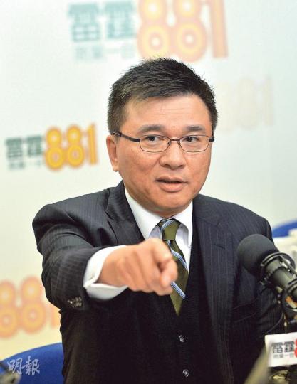 對於有批評指預算案「派糖」太少,財經事務及庫務局長陳家強(圖)昨表示,因考慮今年經濟好轉,「有意識」減少一次式紓困措施。他與財政司長曾俊華均強調,已推出退稅等措施惠及中產。(盧翊銘、李紹昌攝) 對於有批評指預算案「派糖」太少,財經事務及庫務局長陳家強(圖)昨表示,因考慮今年經濟好轉,「有意識」減少一次式紓困措施。他與財政司長曾俊華均強調,已推出退稅等措施惠及中產。(盧翊銘、李紹昌攝)
